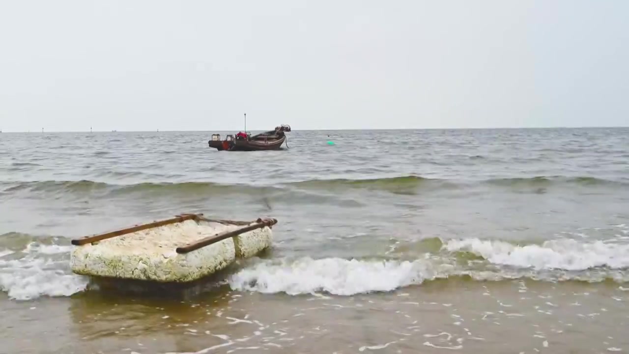 阴天渤海码头海边沙滩与海浪视频素材