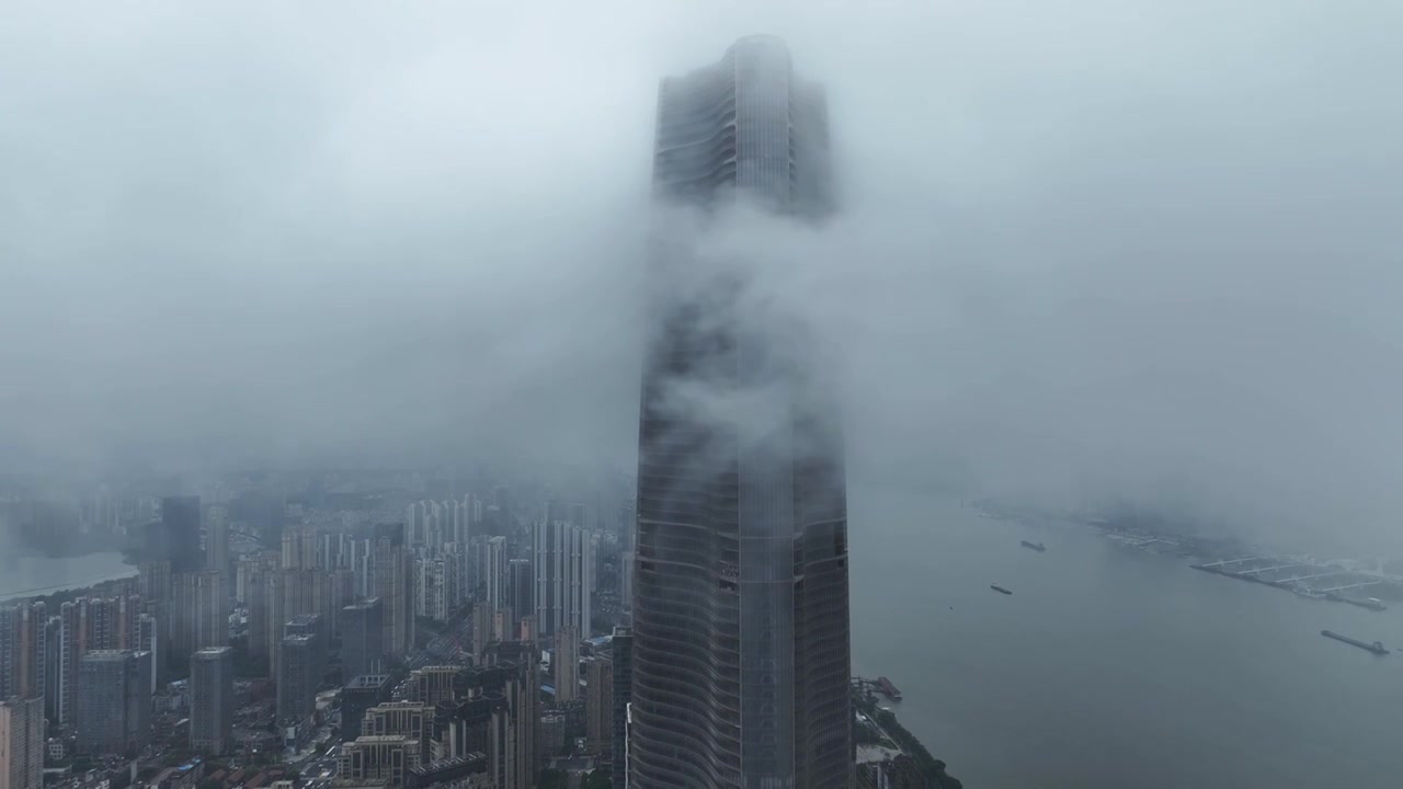 航拍雨后云雾缭绕的湖北武汉绿地中心大厦视频素材