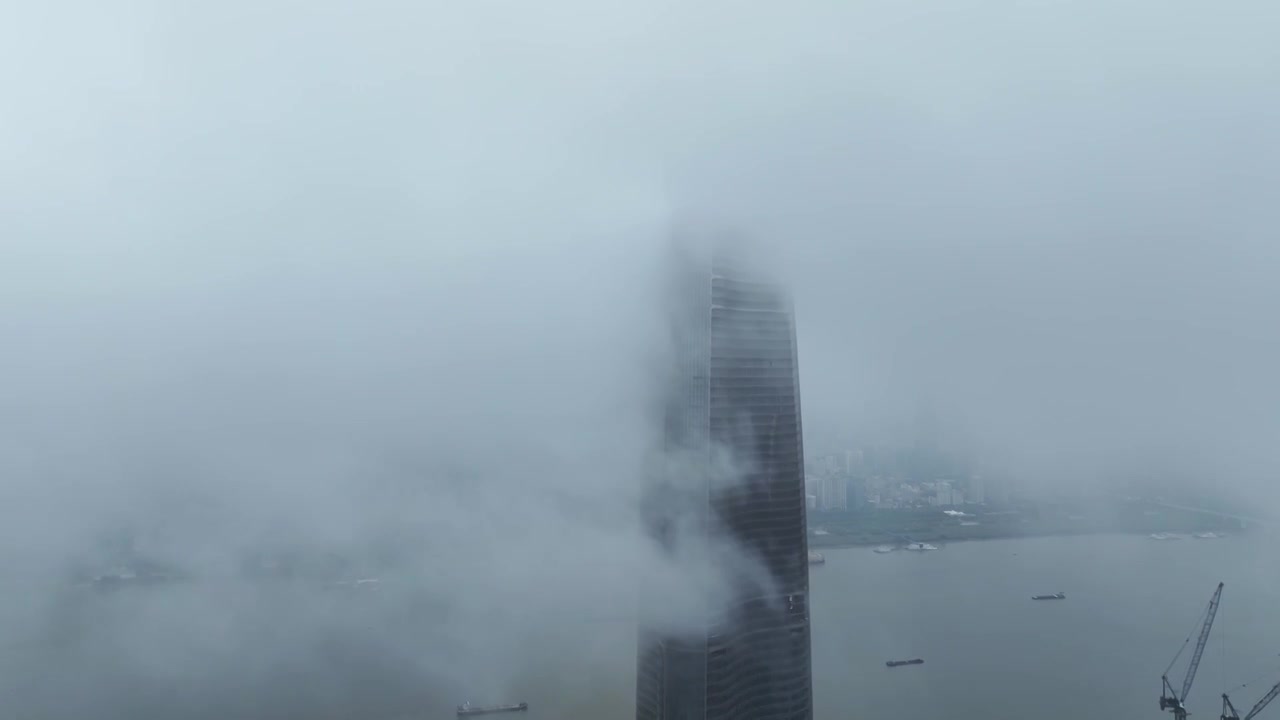 航拍雨后云雾缭绕的湖北武汉绿地中心大厦视频素材