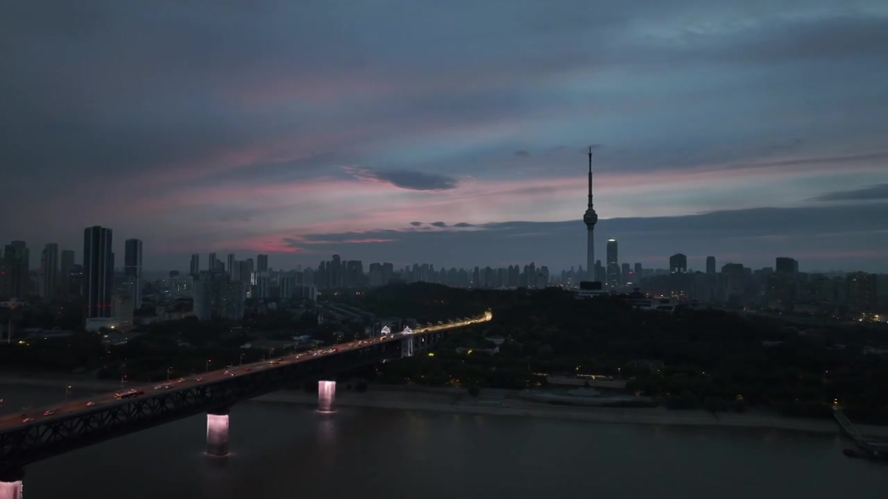 航拍夕阳下的湖北武汉长江大桥和龟山电视塔视频素材