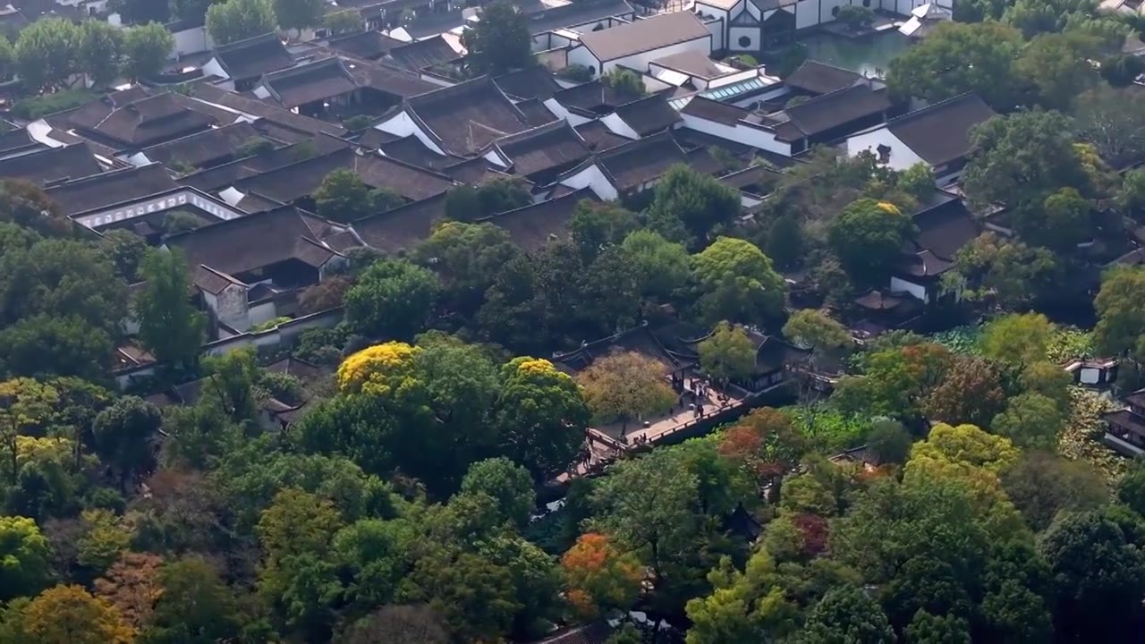 苏州园林：拙政园航拍秋色美丽的东方园林苏州园林、湖水、倒影、走廊、建筑、窗户视频素材