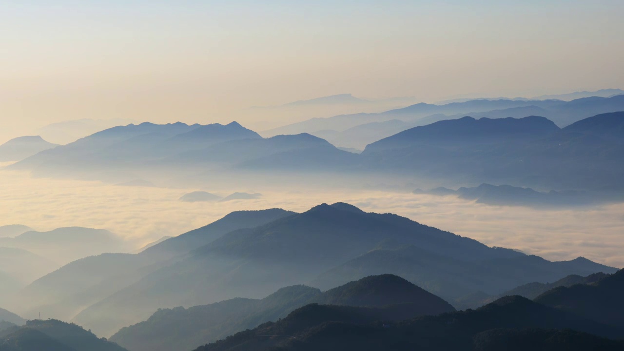 湖北襄阳横冲景区日出云海延时水墨画视频素材