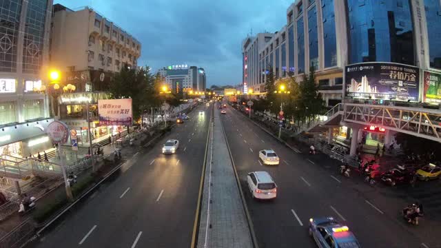 夜幕下的城市道路和车流视频素材