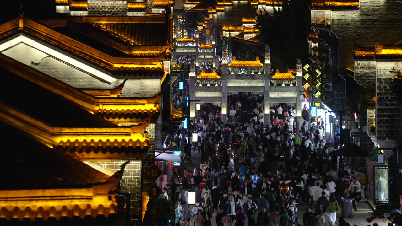 湖北襄阳古城墙老街夜晚熙熙攘攘的人群街景视频素材