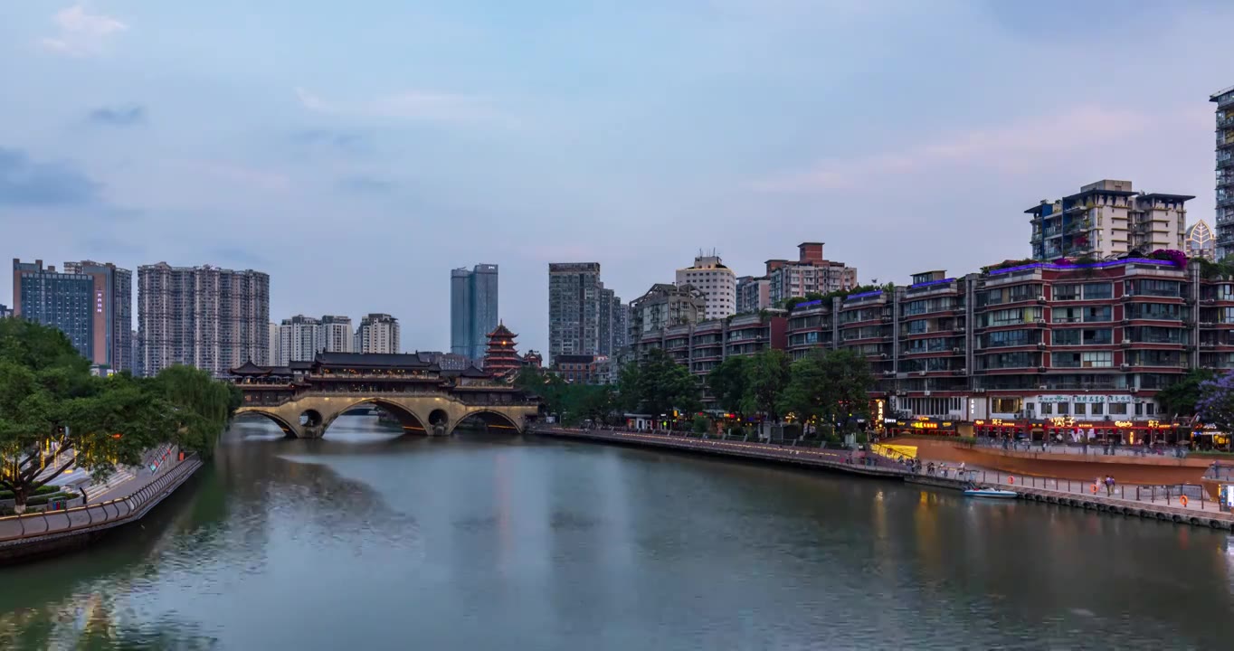 四川省成都市锦江安顺廊桥牌楼日落黄昏时分，日转夜景像视频素材