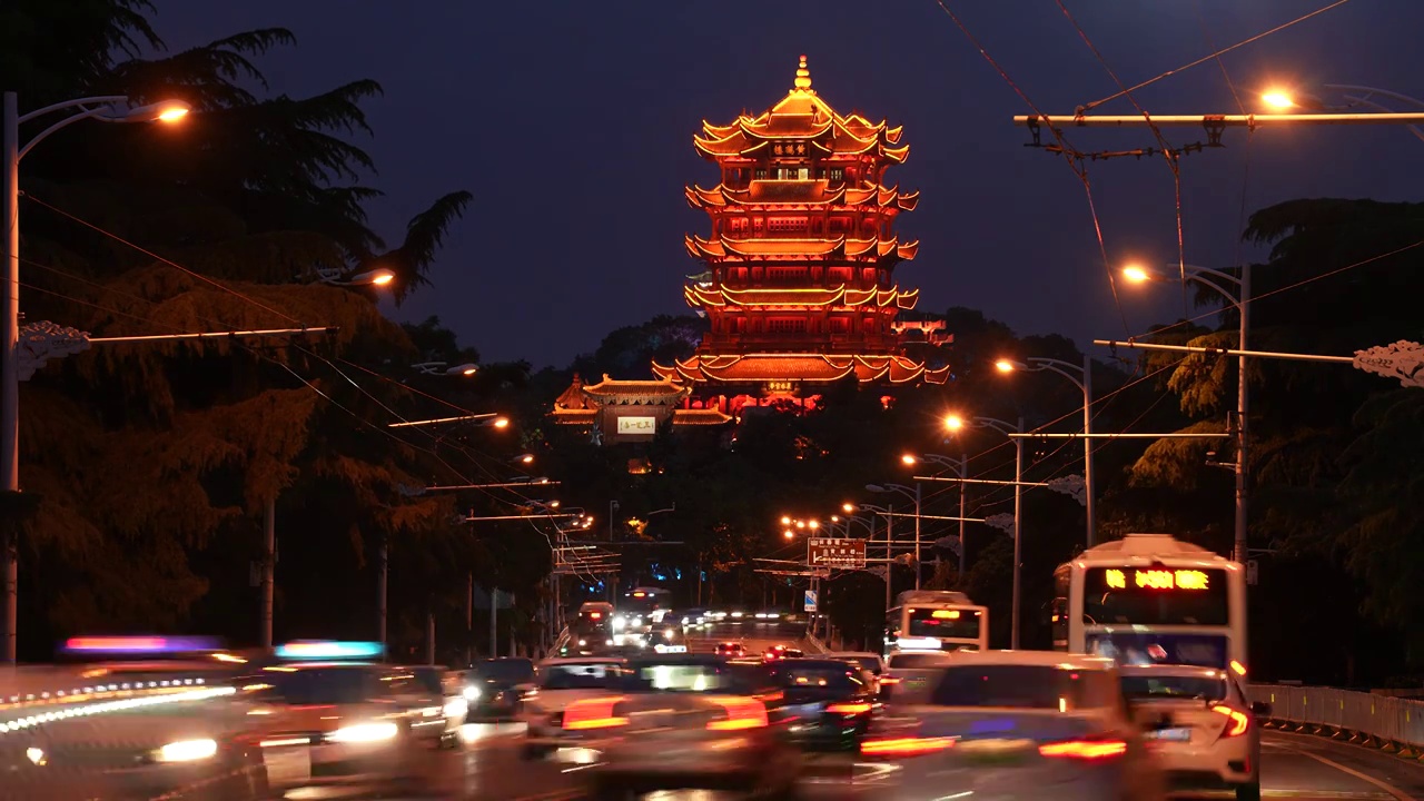 武汉长江大桥夜景车流中的黄鹤楼古建筑视频素材