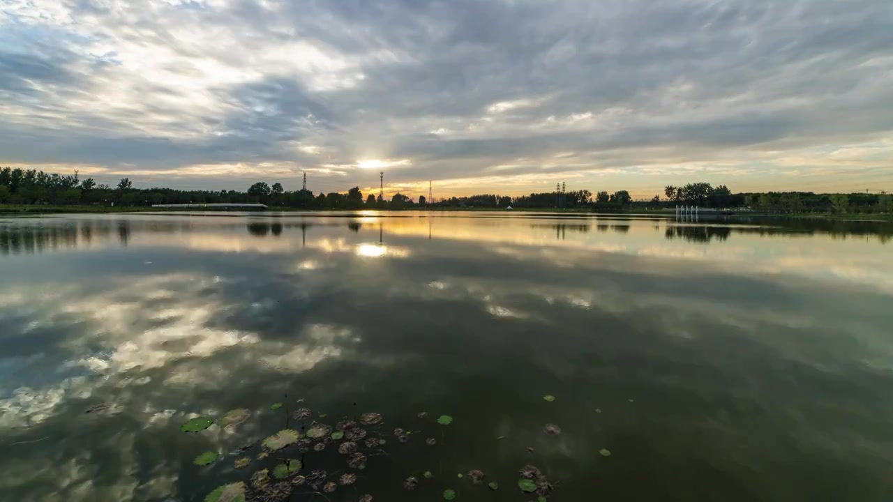 湖面倒影晚霞火烧云视频素材