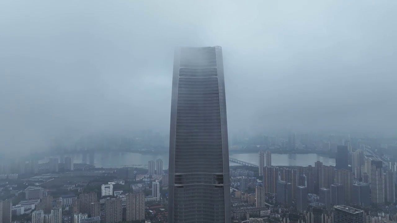 航拍雨后云雾缭绕的湖北武汉绿地中心大厦视频素材