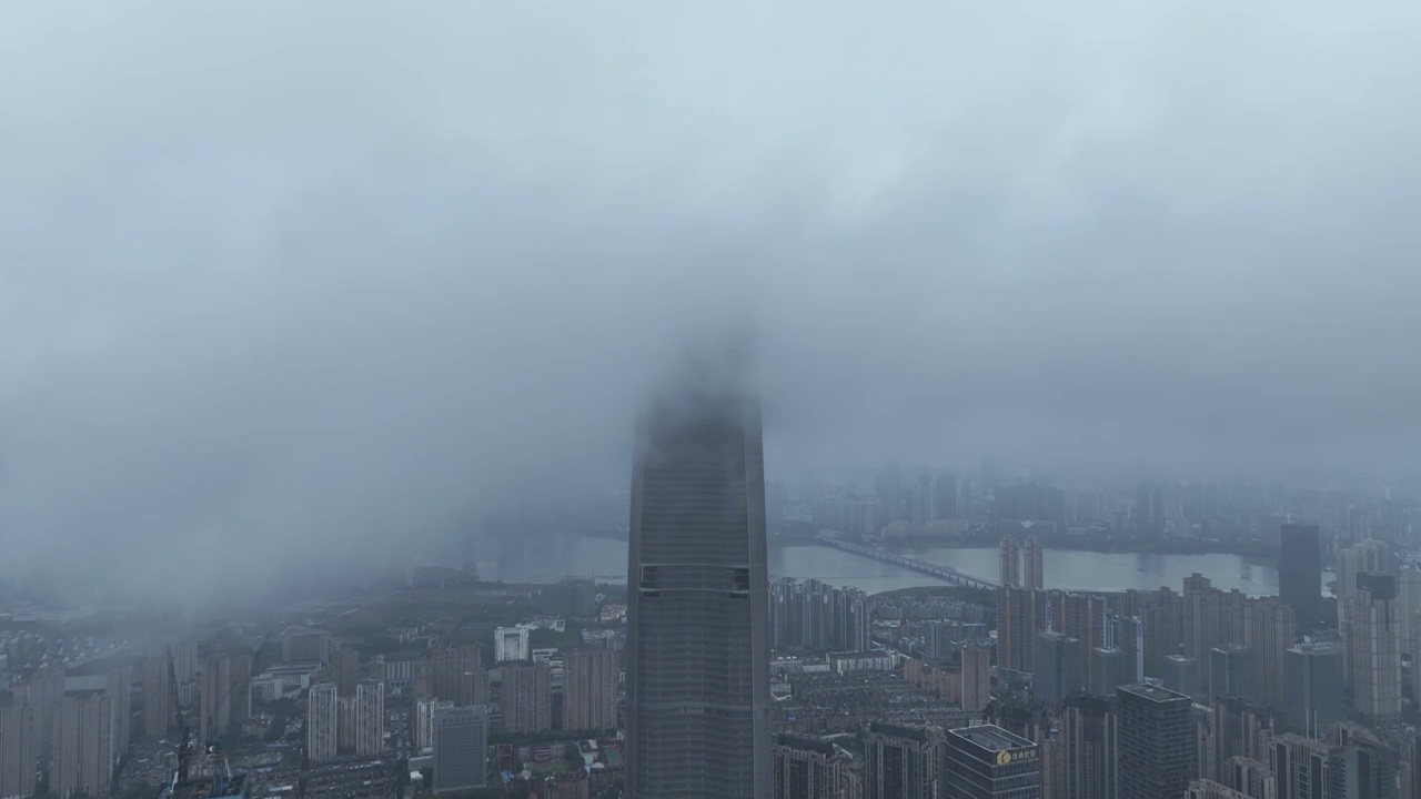 航拍雨后云雾缭绕的湖北武汉绿地中心大厦视频素材