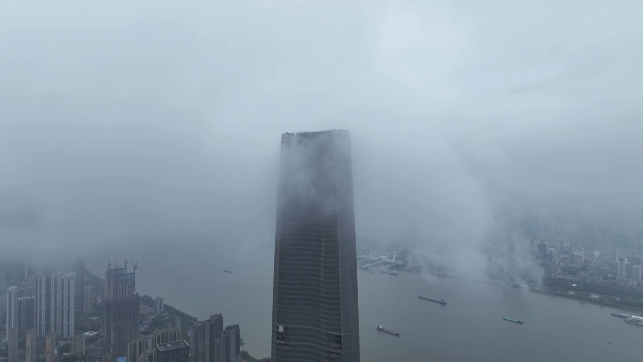 航拍雨后云雾缭绕的湖北武汉绿地中心大厦视频素材