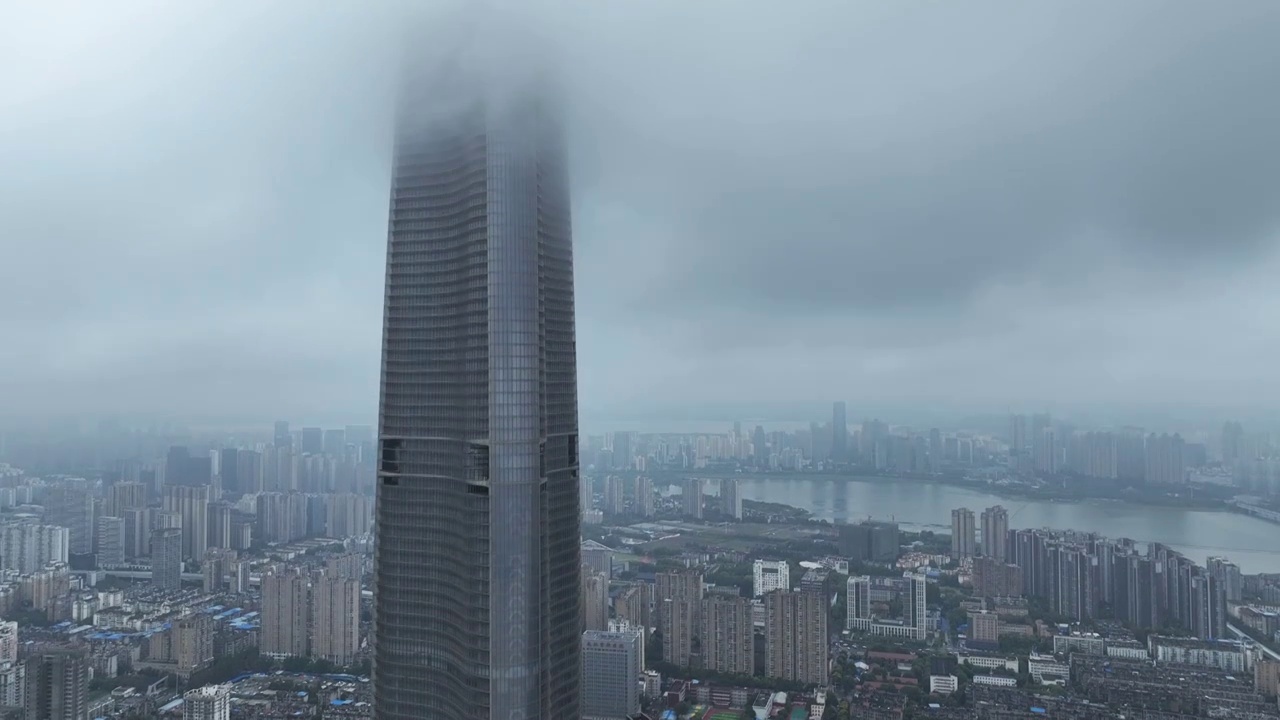 航拍雨后云雾缭绕的湖北武汉绿地中心大厦视频素材