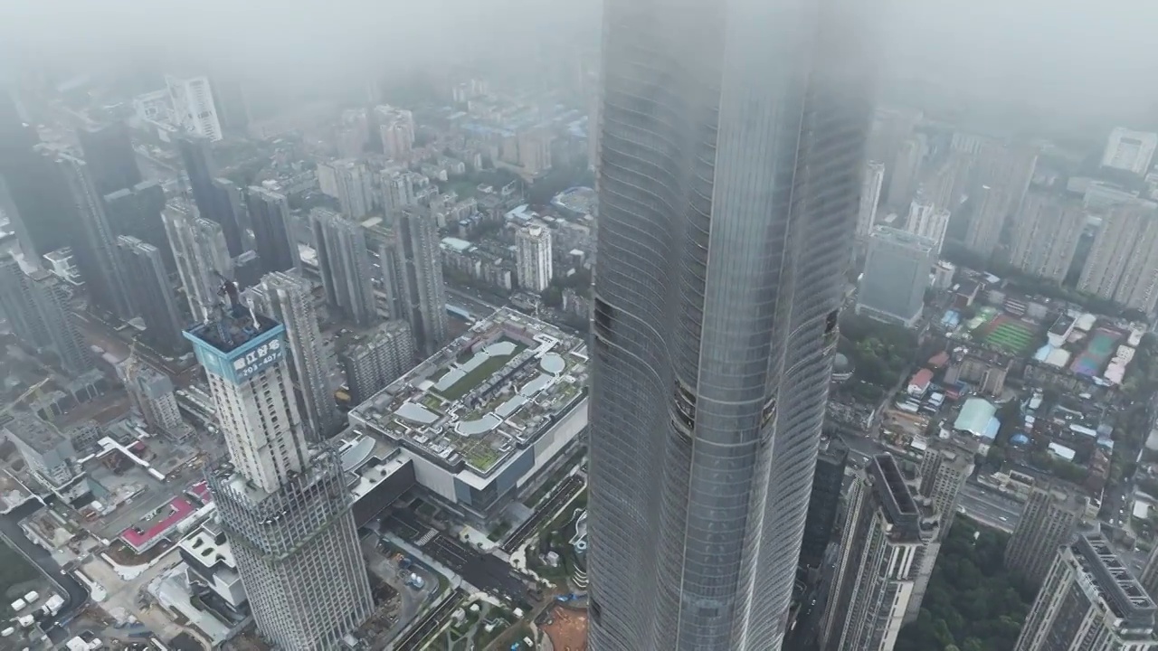 航拍雨后云雾缭绕的湖北武汉绿地中心大厦视频素材