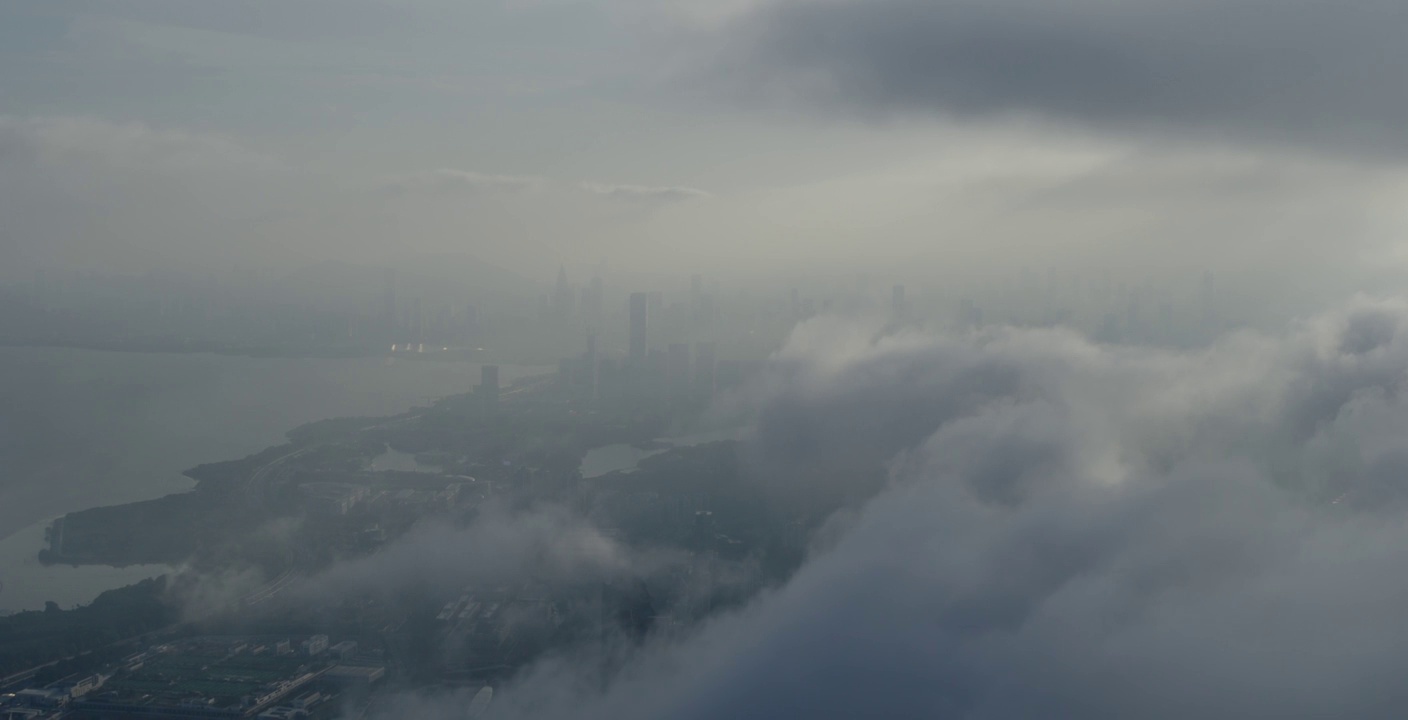 高空透过云海看向深圳南山区视频素材