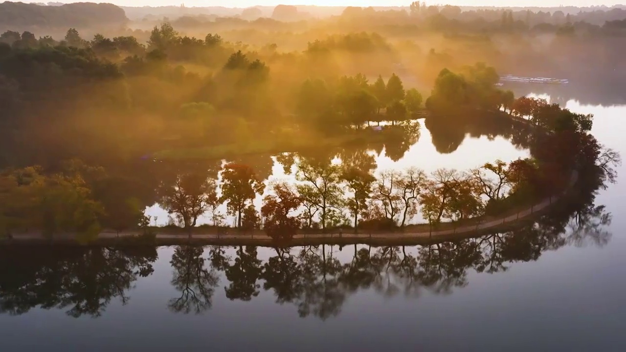 航拍秋季的前湖晨景，江苏南京视频素材