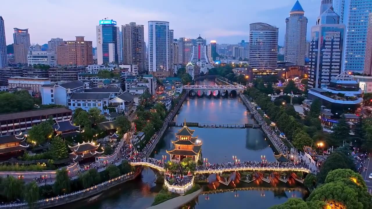 中国贵州贵阳甲秀楼和城市天际线夜景航拍视频素材