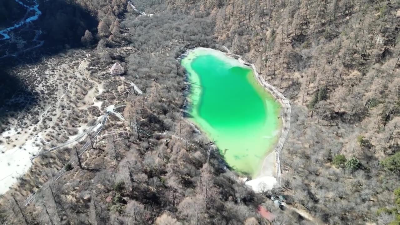 四川省甘孜藏族自治州稻城县稻城亚丁景区航拍视角秋天晴天美丽风景视频素材