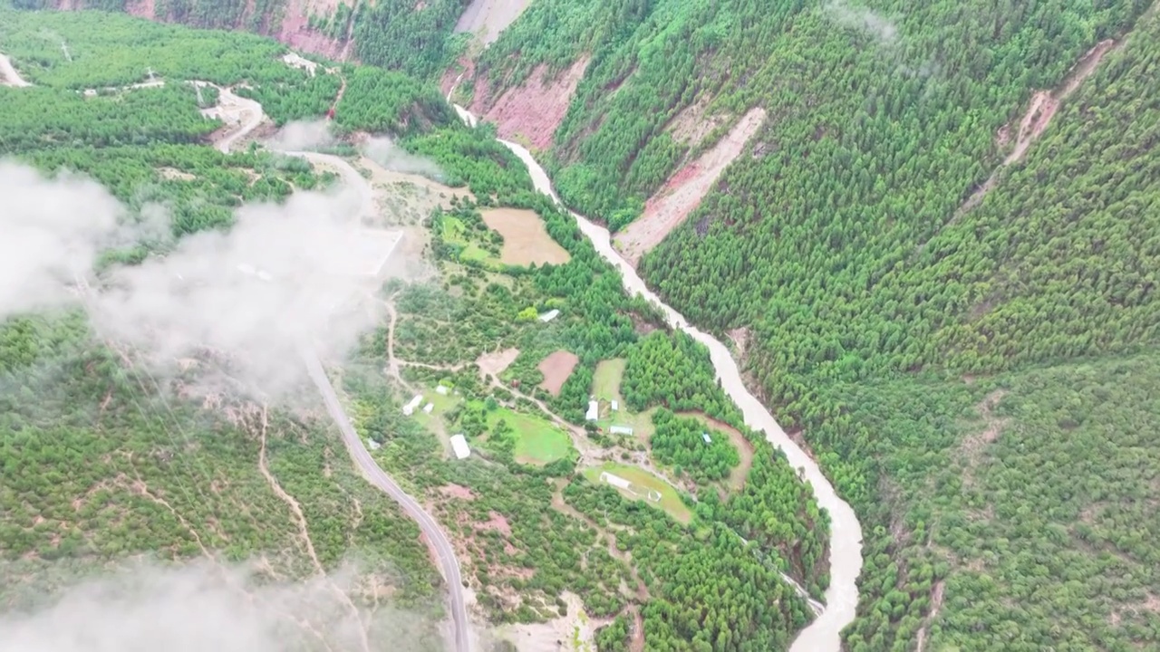 航拍察隅大峡谷白昼云雾风光视频素材