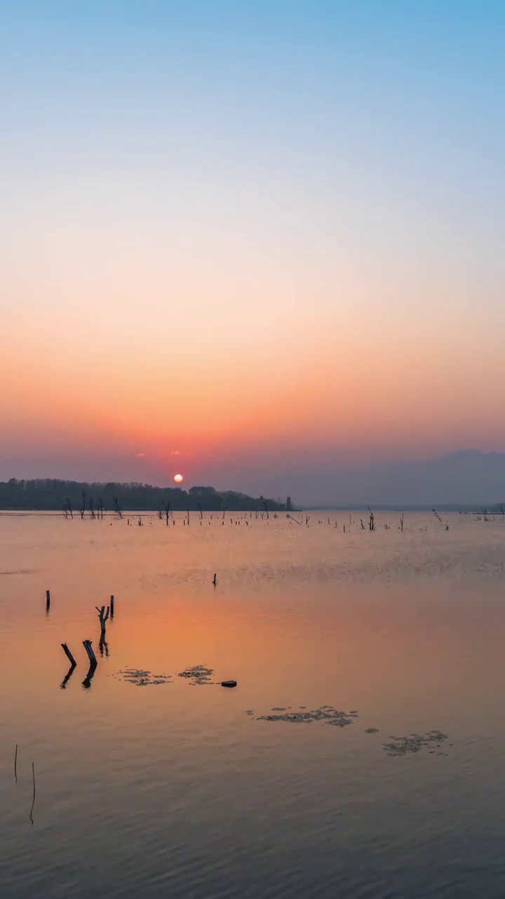 秋天官厅水库傍晚日落夕阳4K竖屏延时视频素材