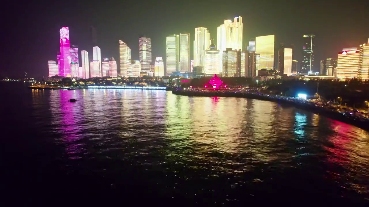 中国山东青岛五四广场城市夜景灯光秀航拍视频素材