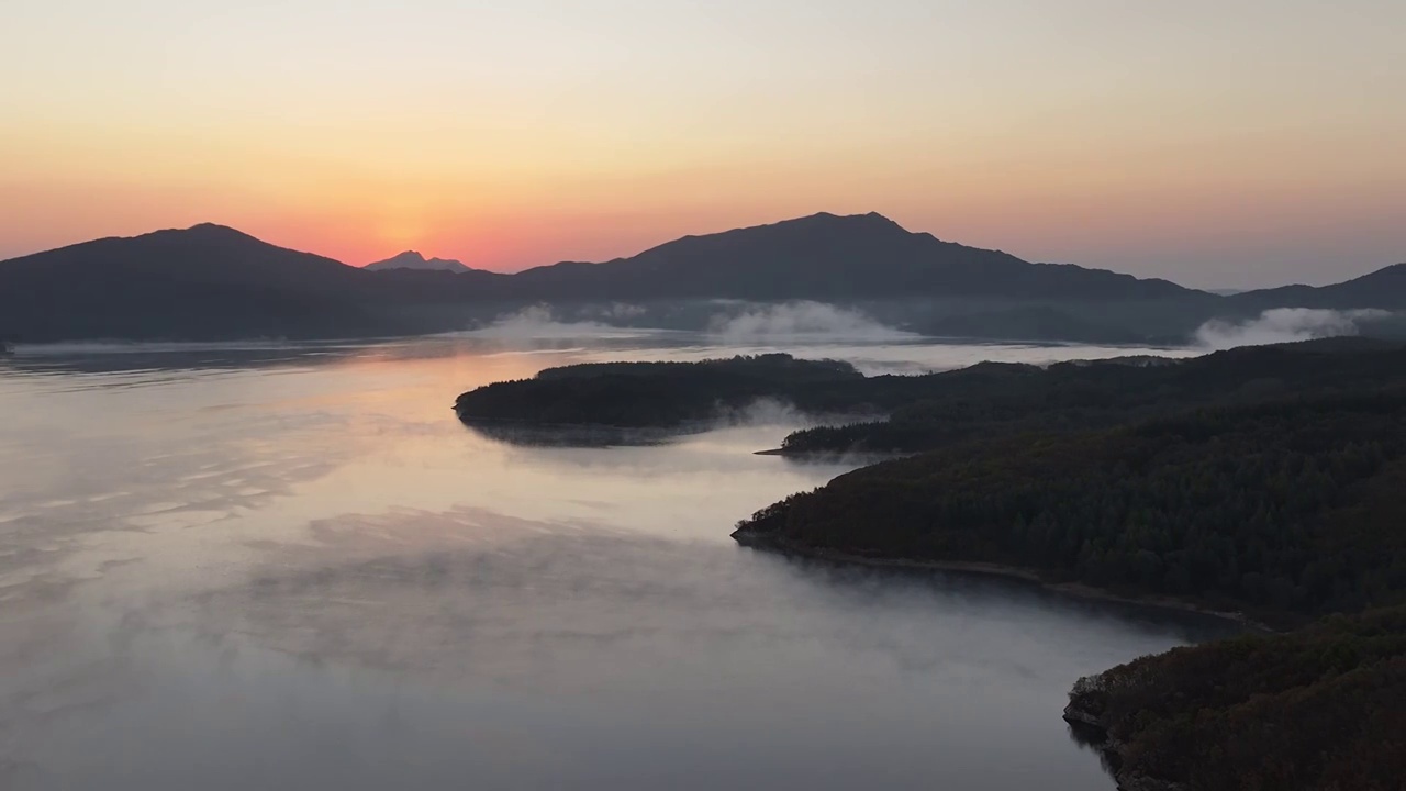 大连庄河英那河水库英那河大桥秋冬季日出晨雾视频素材