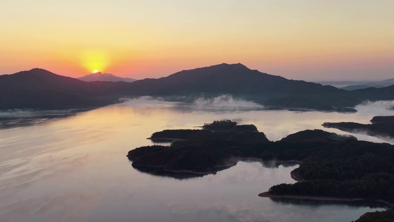 大连庄河英那河水库英那河大桥秋冬季日出晨雾视频素材