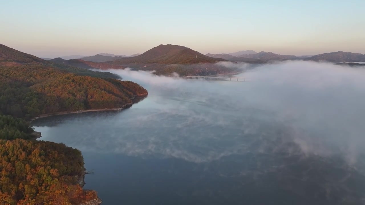 大连庄河英那河水库英那河大桥秋冬季日出晨雾视频素材