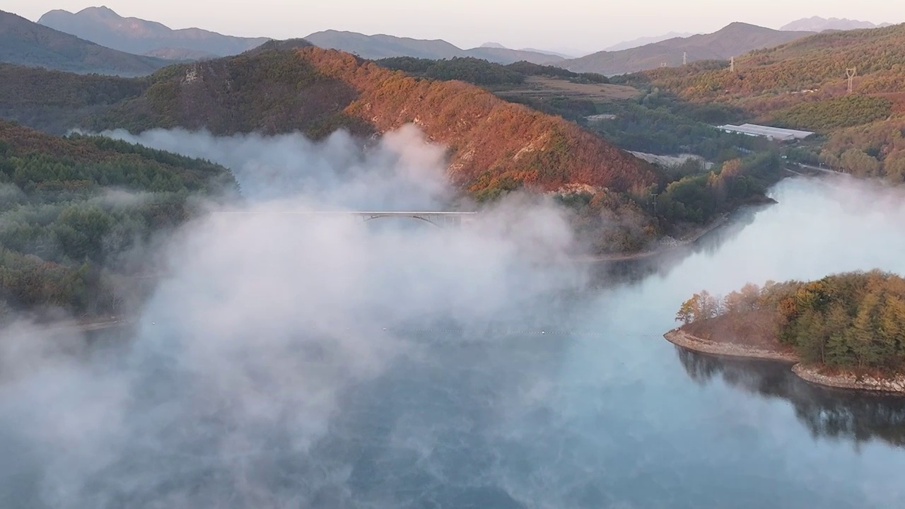 大连庄河英那河水库英那河大桥秋冬季日出晨雾视频素材