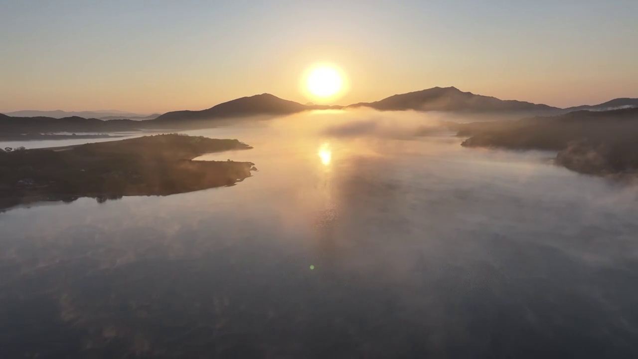 大连庄河英那河水库英那河大桥秋冬季日出晨雾视频素材