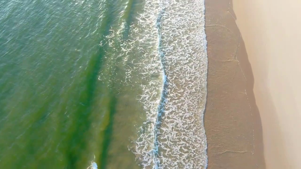 航拍海浪冲在沙滩上视频素材