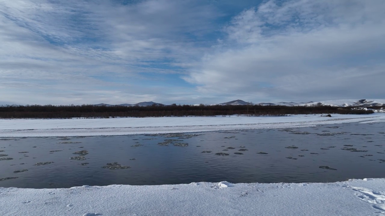 航拍雪域河流流淌着冰凌视频素材