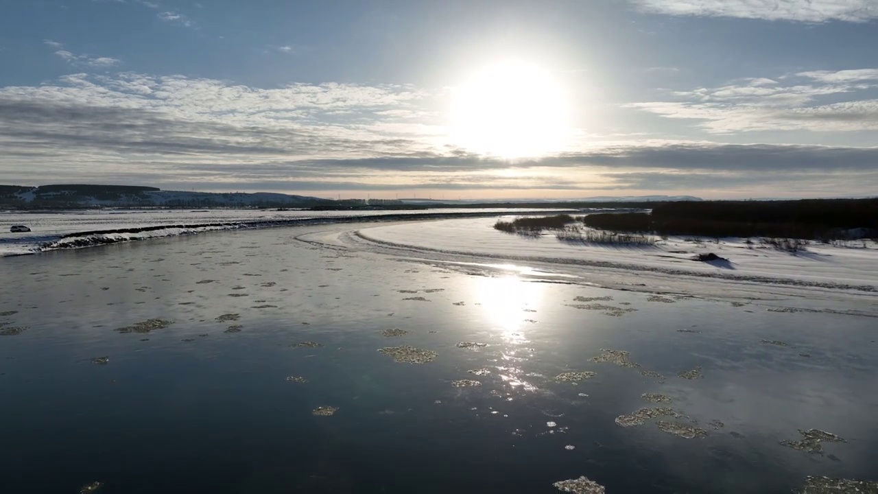 航拍雪域河流流淌着冰凌视频素材