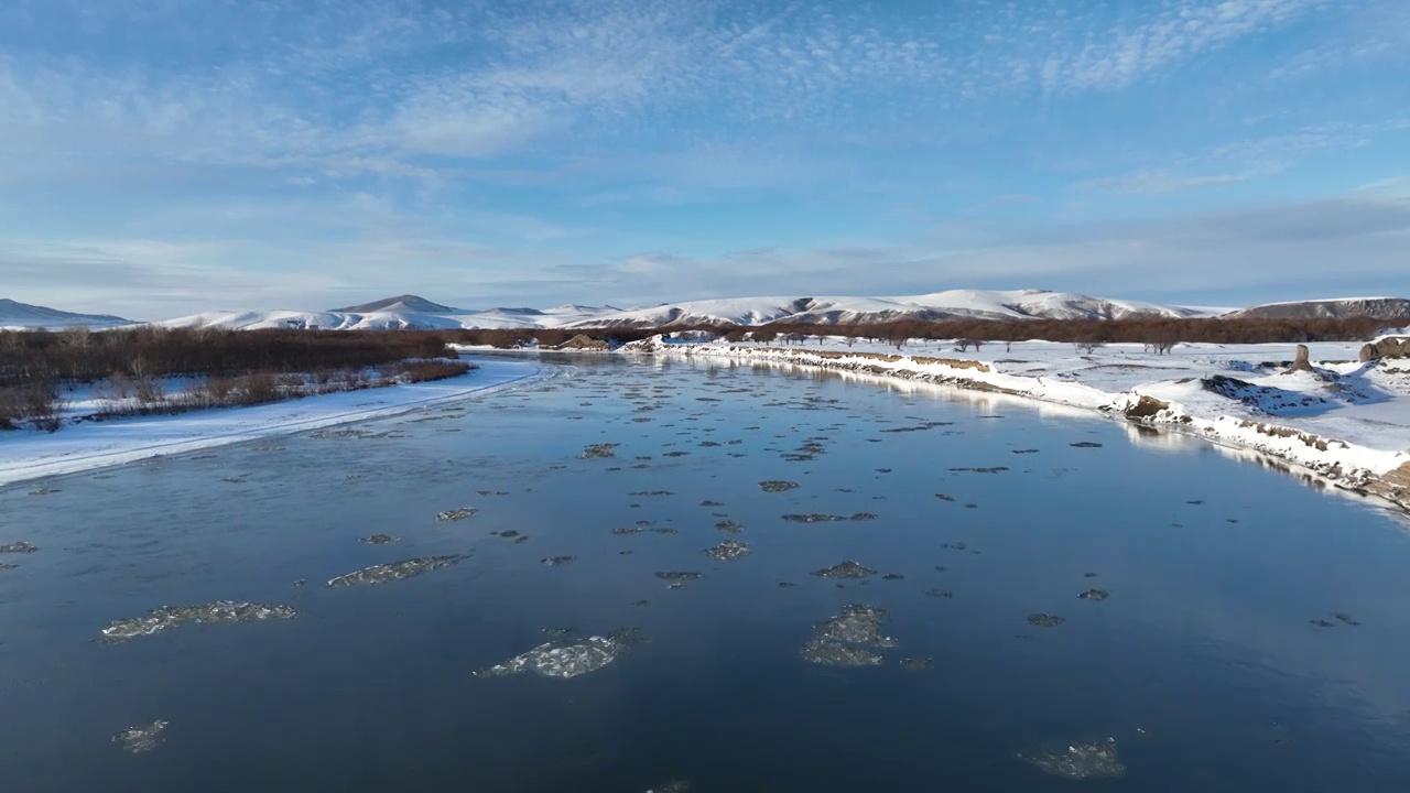 航拍雪域河流流淌着冰凌视频素材