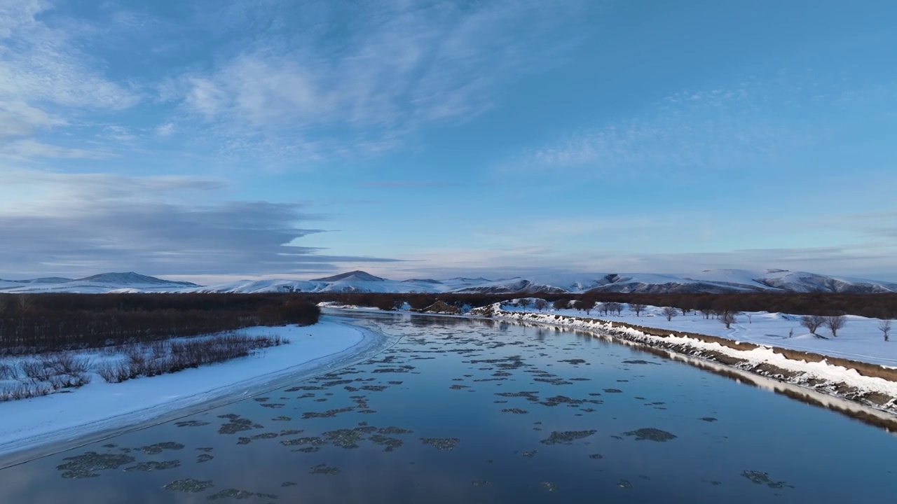 航拍雪域河流流淌着冰凌视频素材