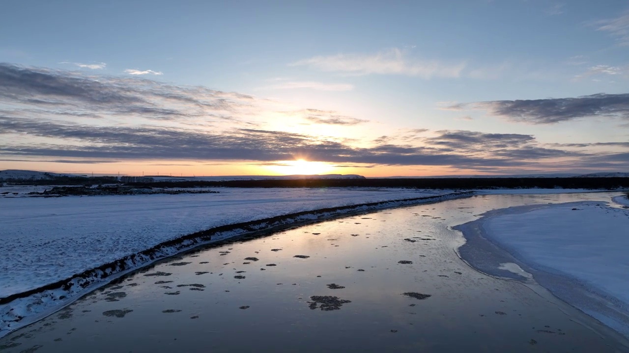 航拍雪域河流流淌着冰凌视频素材