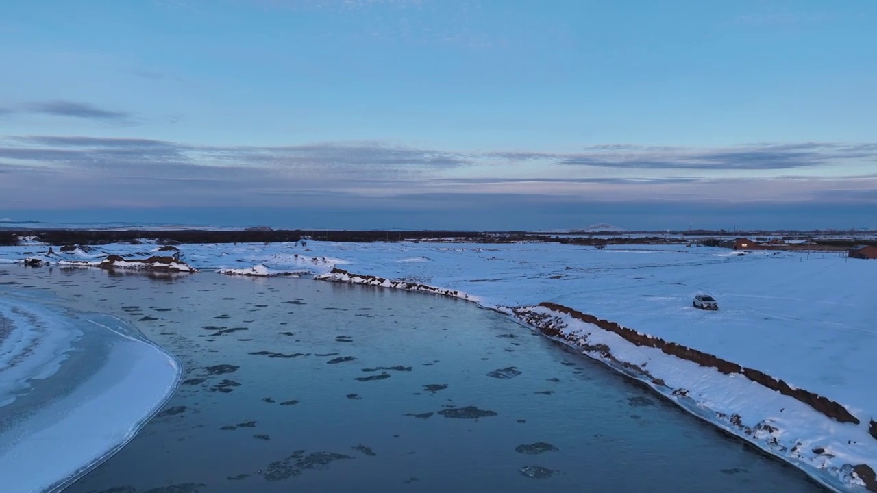 航拍雪域河流流淌着冰凌视频素材