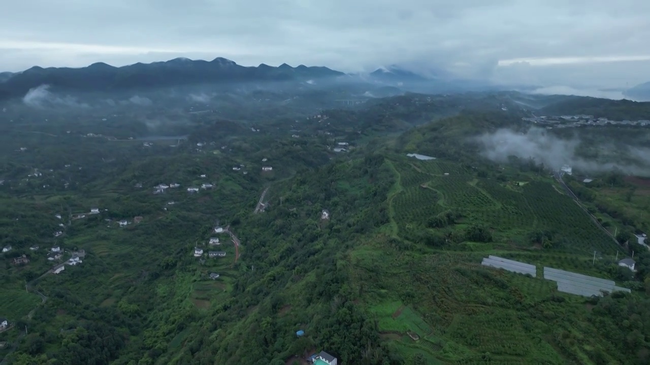 五宝山脉航拍视频素材画面1