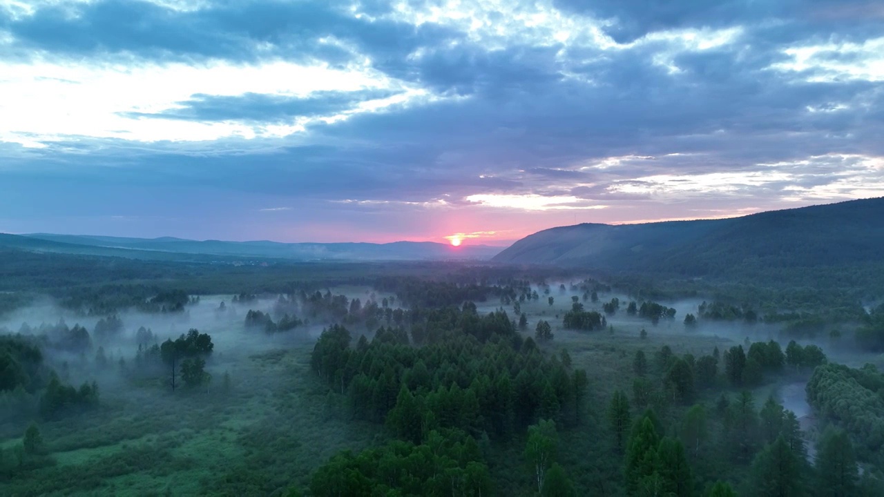 航拍夕阳下的云雾森林视频素材画面2