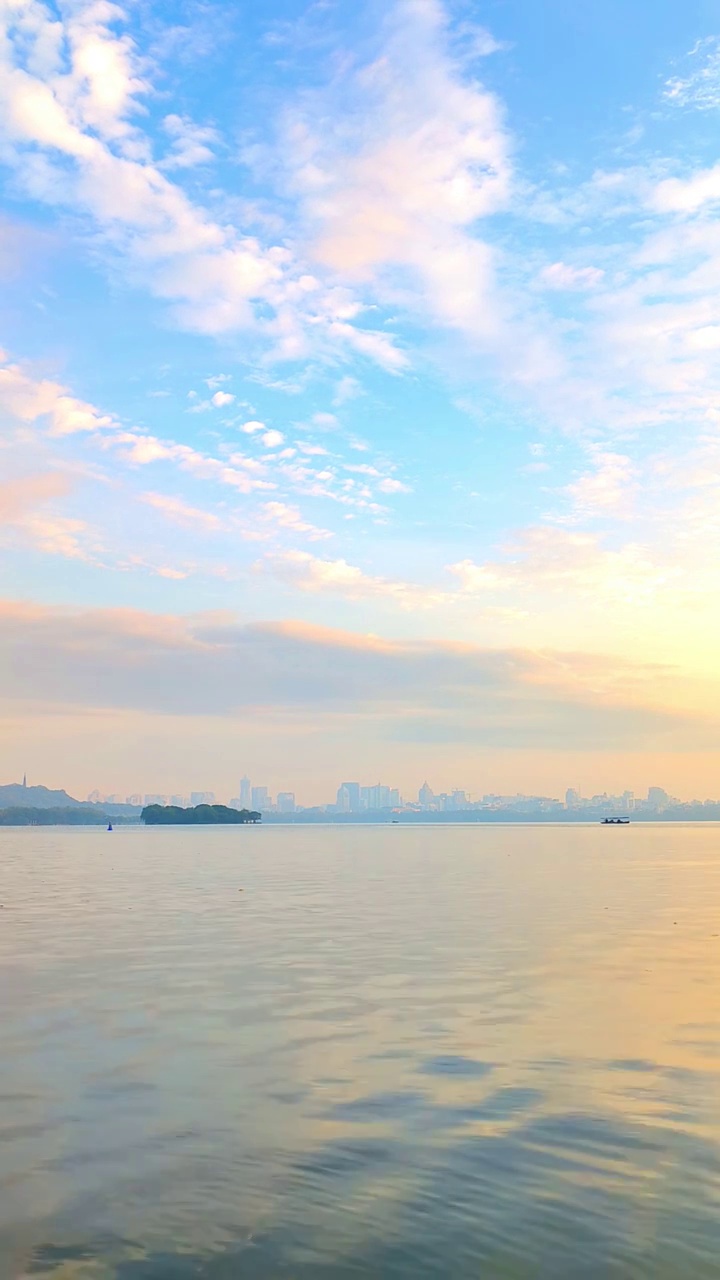 立冬杭州西湖与雷峰塔湖面日出朝霞视频素材