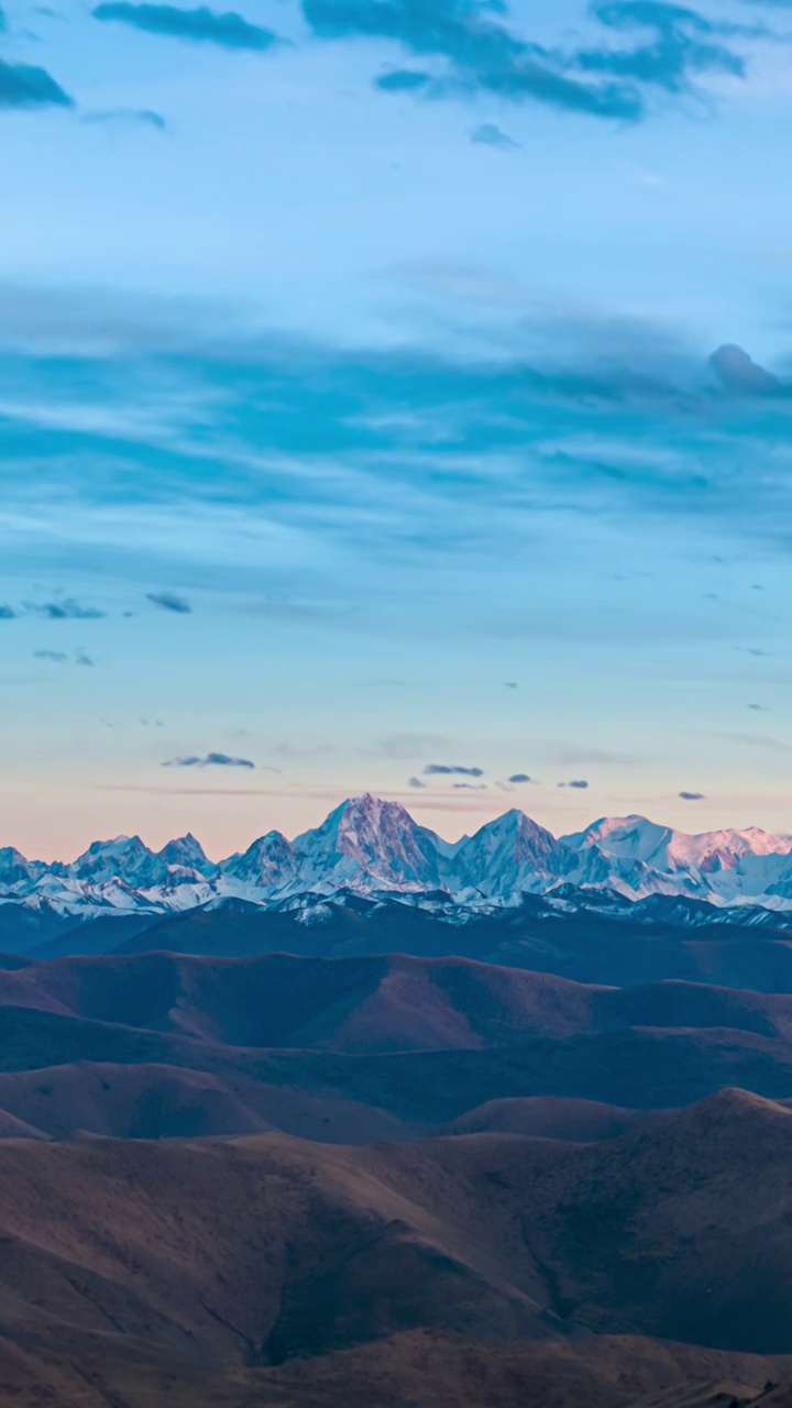 航拍贡嘎雪山落日风光延迟视频素材