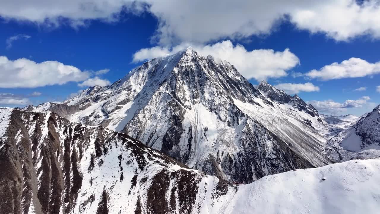 云绕雅拉雪山 蓝天白云 天空 航拍视频素材画面1
