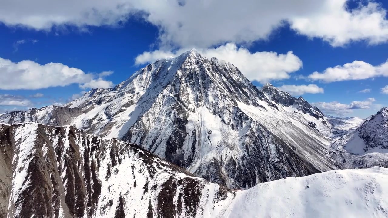 云绕雅拉雪山 蓝天白云 天空 航拍视频素材画面3