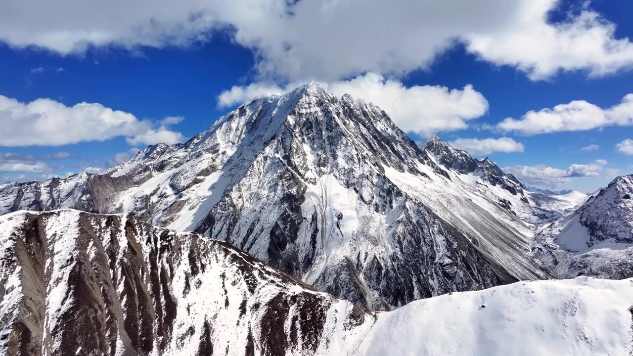云绕雅拉雪山 蓝天白云 天空 航拍视频素材画面4