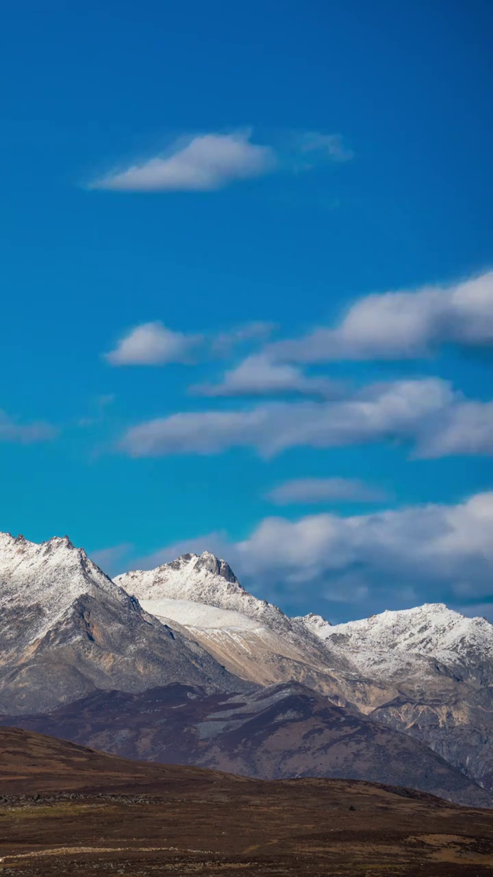 雅拉雪山白昼风光延迟视频素材