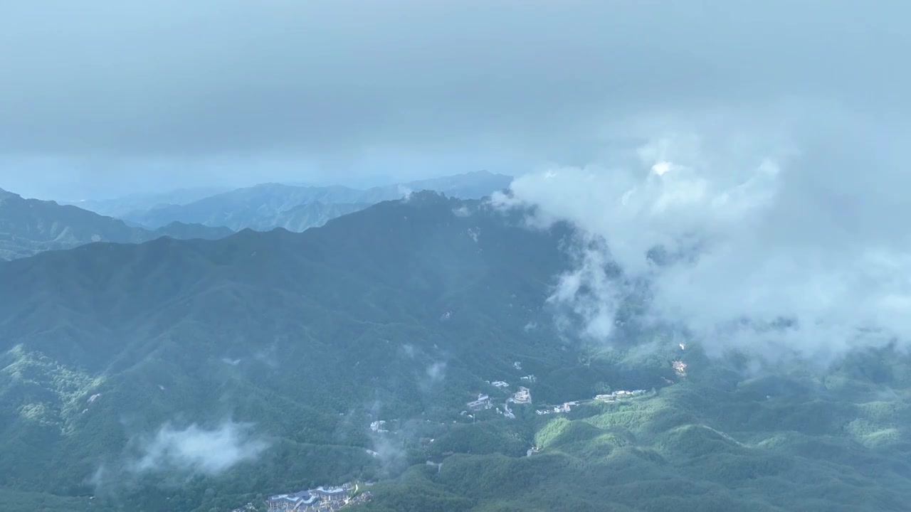 航拍云海云雾缭绕的河南省洛阳市5A景区白云山视频素材