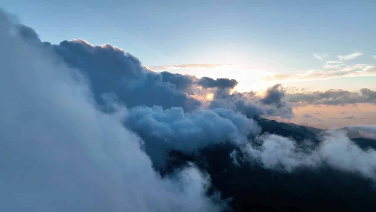 航拍云海云雾缭绕的河南省洛阳市5A景区白云山视频素材