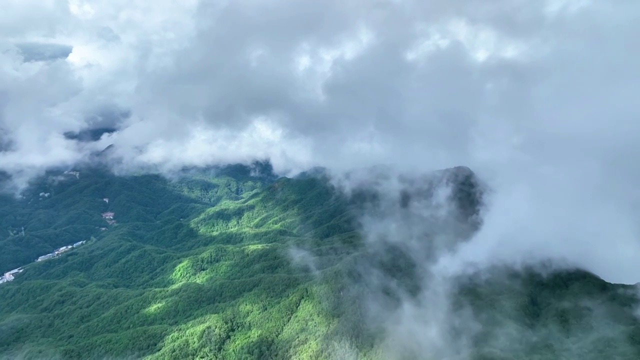 航拍云海云雾缭绕的河南省洛阳市5A景区白云山视频素材