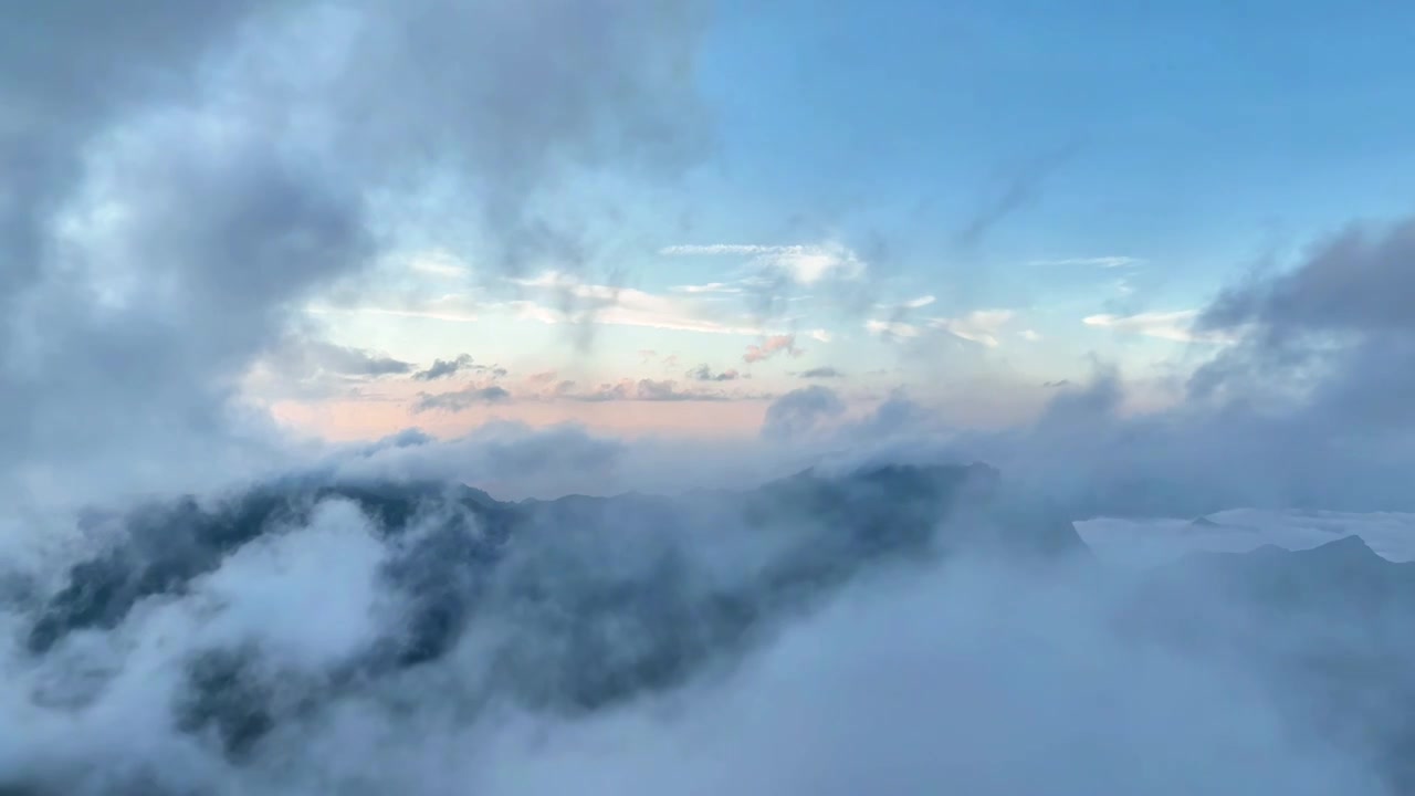 航拍云海云雾缭绕的河南省洛阳市5A景区白云山视频素材