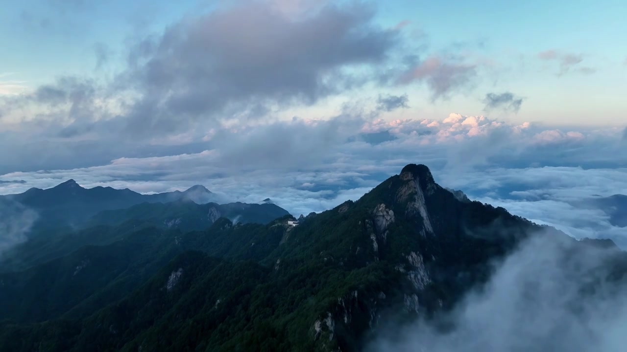 航拍云海云雾缭绕的河南省洛阳市5A景区白云山视频素材