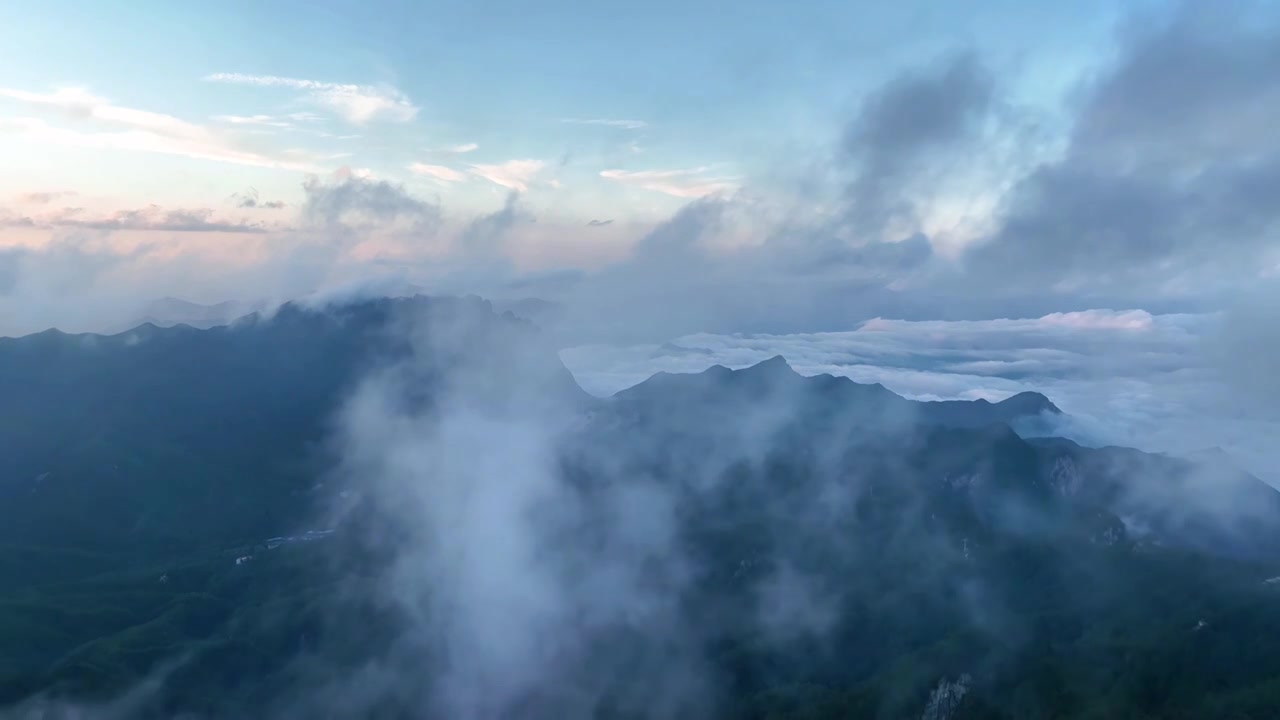 航拍云海云雾缭绕的河南省洛阳市5A景区白云山视频素材