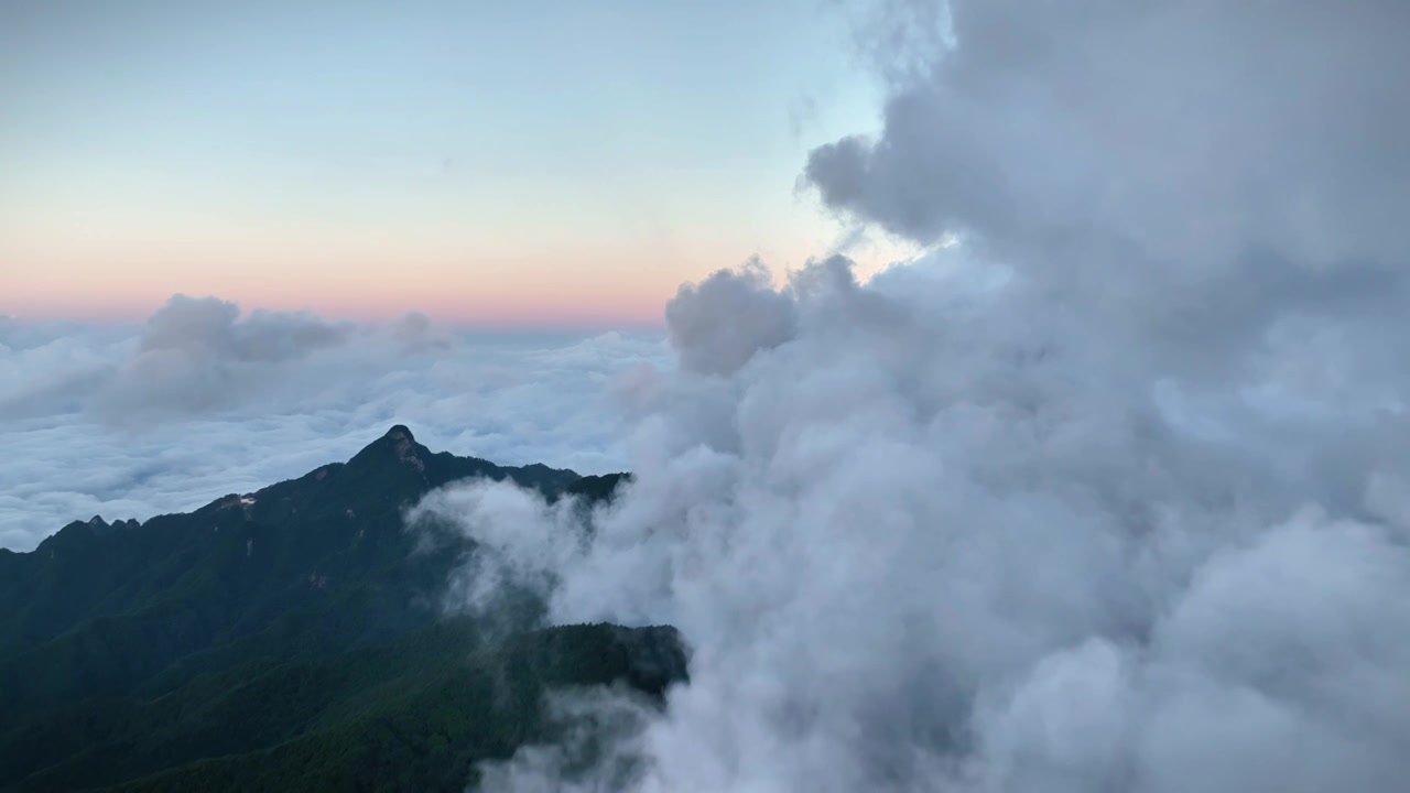 航拍云海云雾缭绕的河南省洛阳市5A景区白云山视频素材